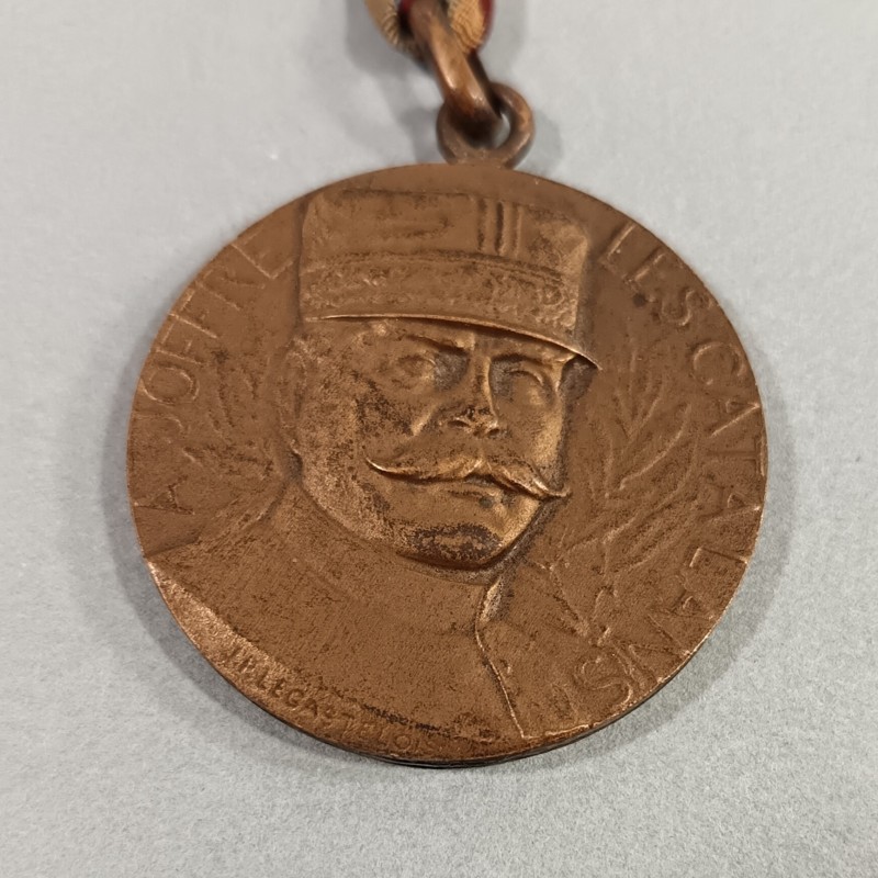 MEDAILLE AVEC RUBAN TRICOLORE JOURNEE CATALANE 12 NOVEMBRE 1916 A JOFFRE LES CATALANS PAR JP. LECASTELOIS DIAMETRE 3.6 cm